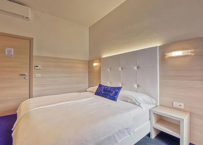 Отель @ Home Hotel Locarno